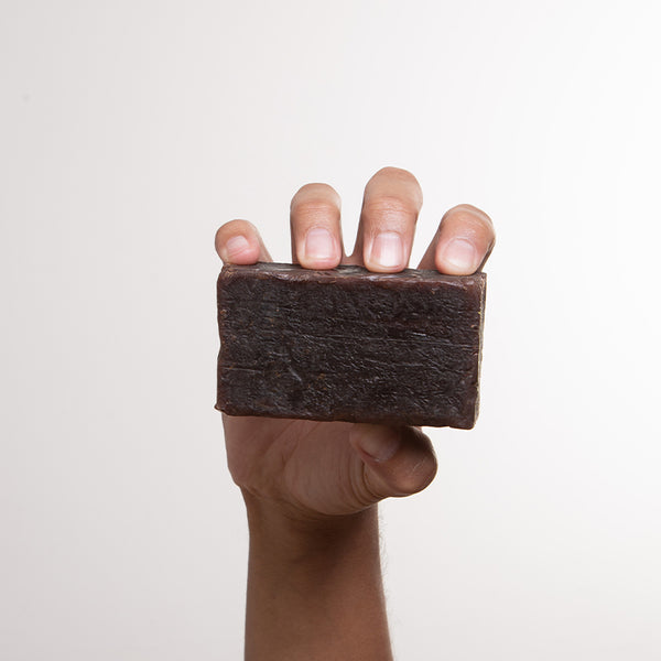 Savon Noir Miel & Palmiste – présentation en situation
